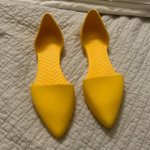 Native ladies flats size 9. Yellow.